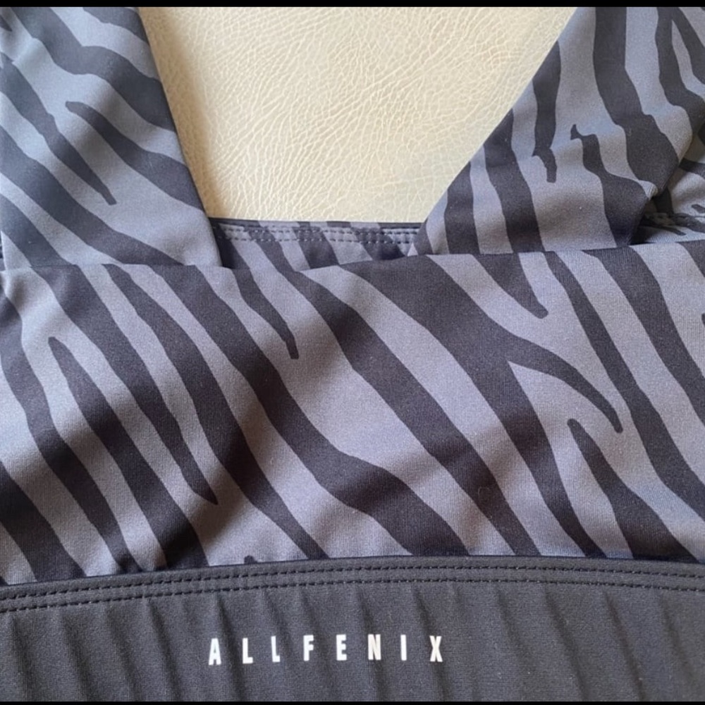 ALLFENIX  x Anthropologie charcoal tiger bandeau sports bra S - Picture 4 of 4